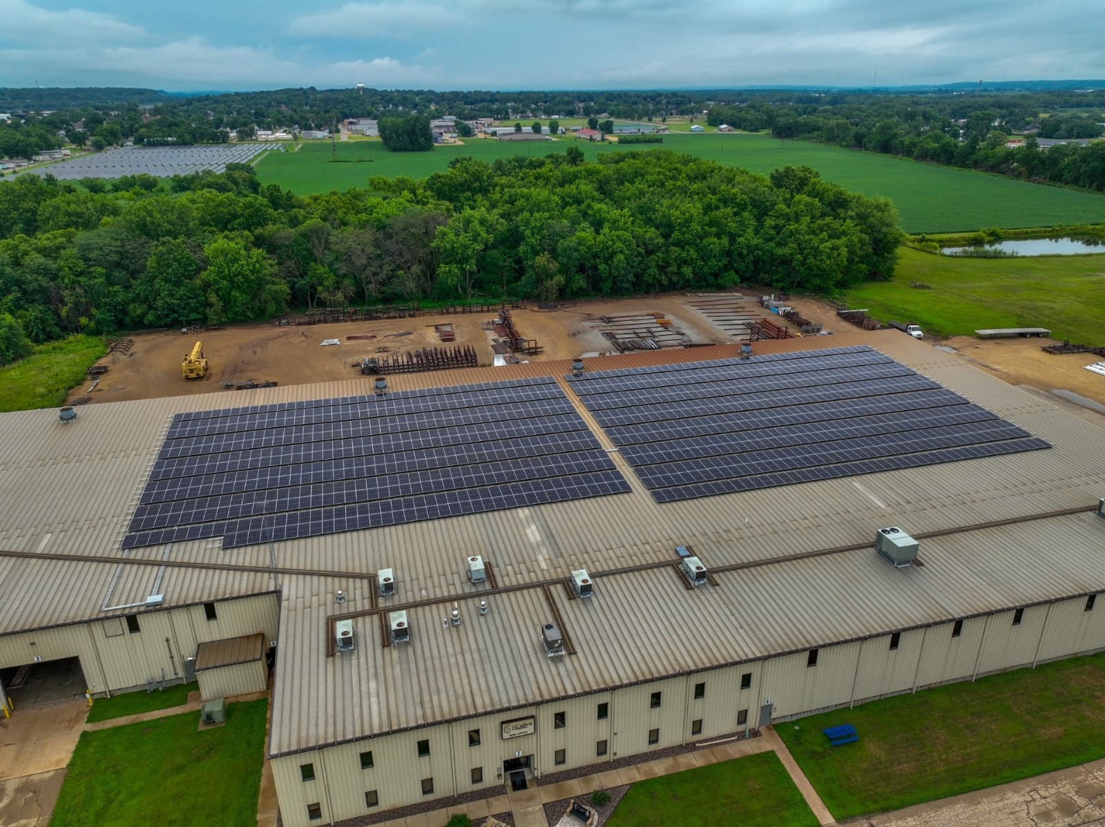 Large-scale commercial solar installation on industrial rooftop